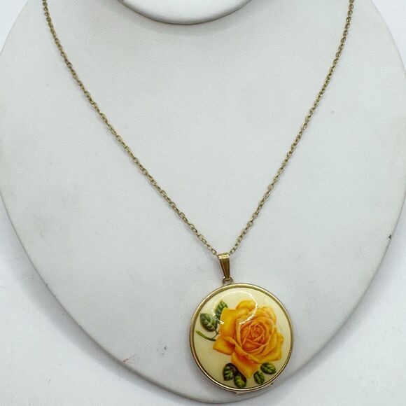 Vintage Yellow Rose Flower Gold Tone Round Locket Necklace 18” - Picture 7 of 11